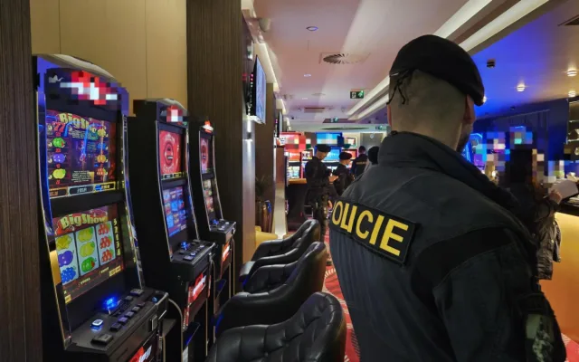 Policisté při rozsáhlé noční razii narazili na opilé dítě v jednom z barů, byla tam s ním i jeho matka