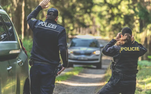 Policisté v dubnu uskutečnili rozsáhlou síť pobytových kontrol cizinců. Hledali padělané doklady i nelegální pracovníky