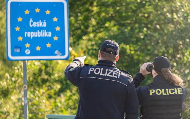 Policisté v dubnu uskutečnili rozsáhlou síť pobytových kontrol cizinců. Hledali padělané doklady i nelegální pracovníky