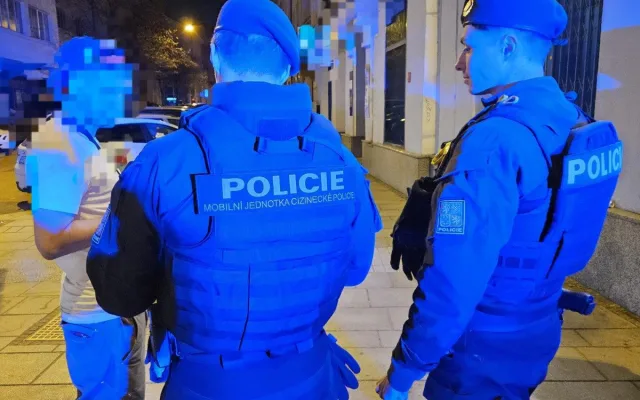 Policisté v dubnu uskutečnili rozsáhlou síť pobytových kontrol cizinců. Hledali padělané doklady i nelegální pracovníky
