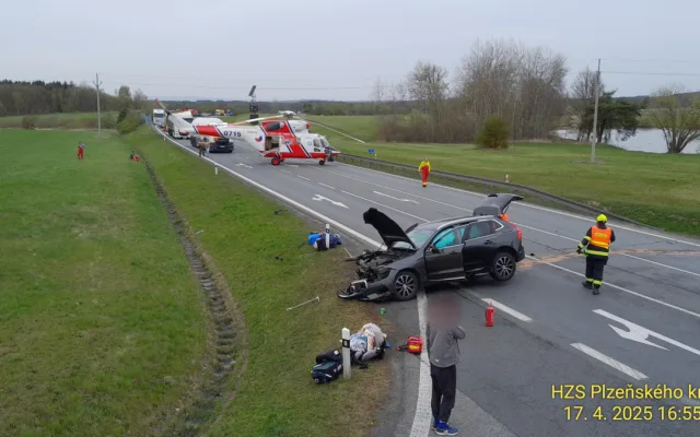 Při střetu kamionu a dvou SUV se zranili čtyři lidé