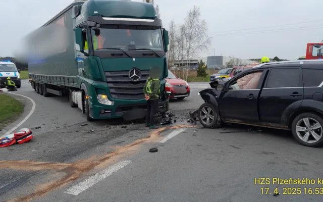 Při střetu kamionu a dvou SUV se zranili čtyři lidé