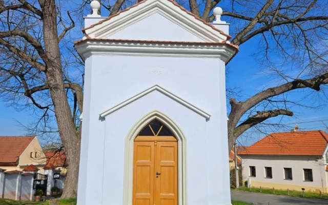Opravené kapli na návsi v Černicích požehná o Velikonocích plzeňský biskup Tomáš Holub