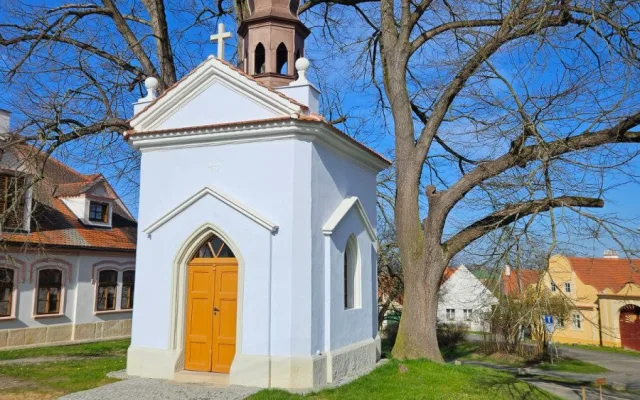 Opravené kapli na návsi v Černicích požehná o Velikonocích plzeňský biskup Tomáš Holub