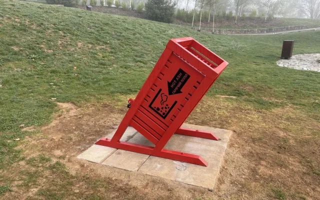 U veřejných ohnišť se objevily červené uhláky, inspirace přišla z daleké Kanady