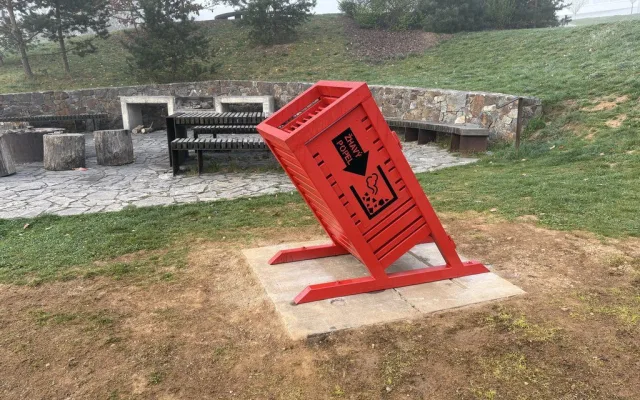 U veřejných ohnišť se objevily červené uhláky, inspirace přišla z daleké Kanady