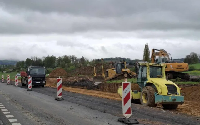 I přes stížnosti zůstává silnice u Koutu na Šumavě průjezdná jen pro náklaďáky