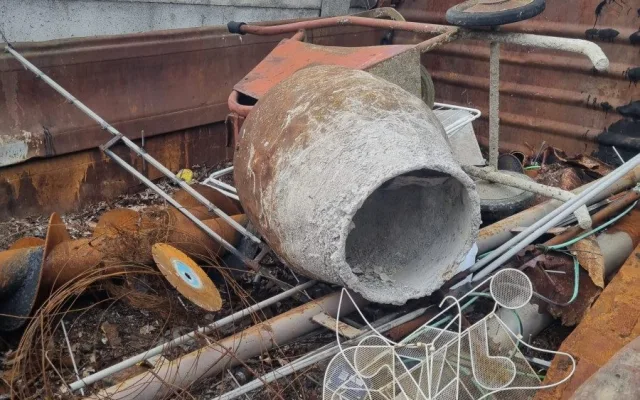 Silniční příkopy jsou plné vyhozených PET naplněných močí. Našla se i míchačka