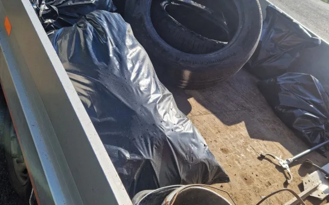 Silniční příkopy jsou plné vyhozených PET naplněných močí. Našla se i míchačka