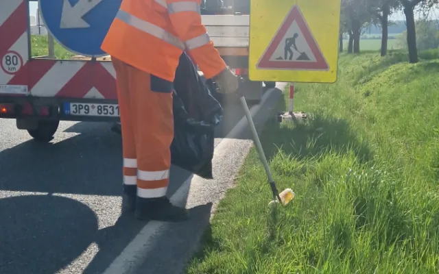 Silniční příkopy jsou plné vyhozených PET naplněných močí. Našla se i míchačka
