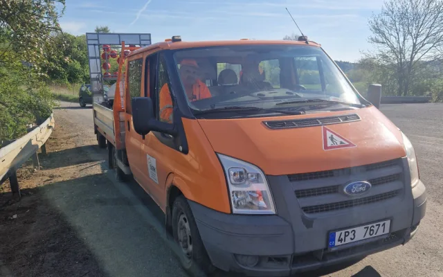 Silniční příkopy jsou plné vyhozených PET naplněných močí. Našla se i míchačka