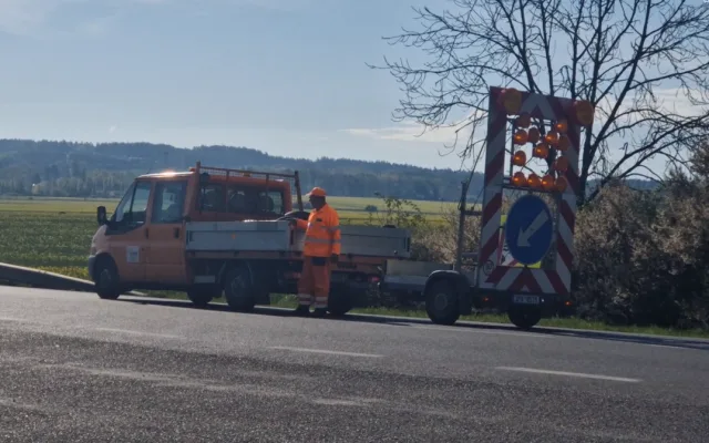 Silniční příkopy jsou plné vyhozených PET naplněných močí. Našla se i míchačka