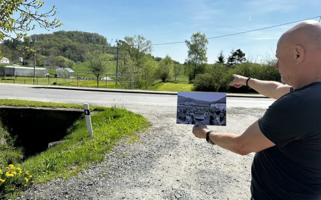 Zdeněk Roučka s historickou fotografií na místě, o kterém je přesvědčen, že zde se podepsala kapitulace