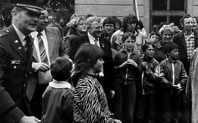 Slavnou a oblíbenou osobností výjezdů americké delegace v druhé polovině 80. let byl vojenský atašé plukovník Edwin J. Motyka