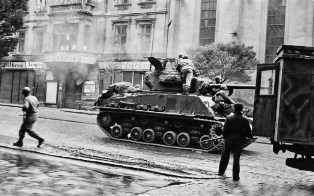 V ulicích Plzně obsazené Němci vypukly boje po příjezdu Američanů 6. května 1945