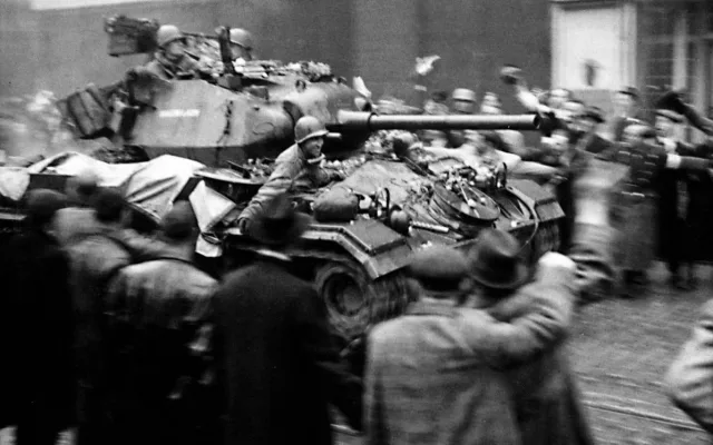 V ulicích Plzně obsazené Němci vypukly boje po příjezdu Američanů 6. května 1945