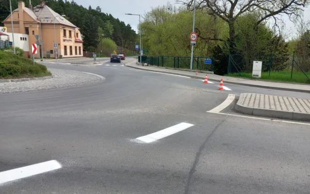 Silničáři zahájili obnovu plošného dopravního značení na silnicích II. a III. třídy