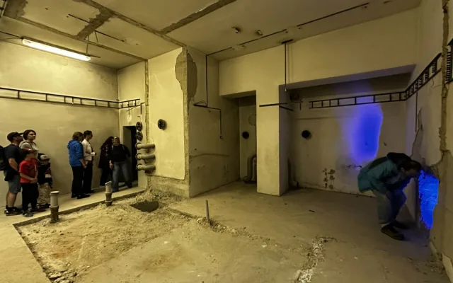 Obří tajemnou budovu mohli lidé po desítkách let poprvé prozkoumat i zevnitř