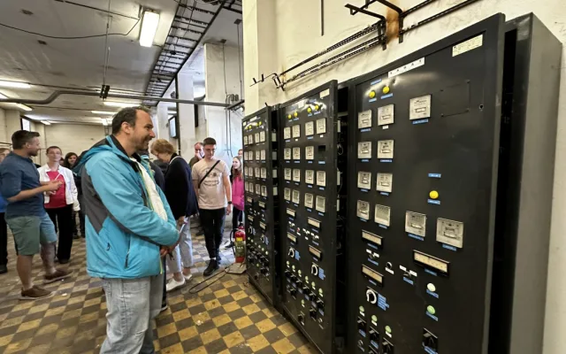 Obří tajemnou budovu mohli lidé po desítkách let poprvé prozkoumat i zevnitř
