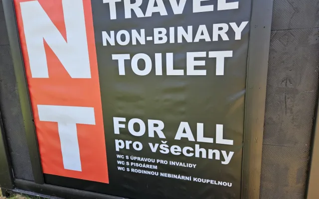 Nové nebinární toalety za půl milionu korun zřídil pro své klienty oblíbený kemp
