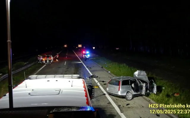 Tři osobáky havarovaly na dálnici D5. Jedno auto skončilo za plotem v lese