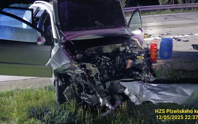 Tři osobáky havarovaly na dálnici D5. Jedno auto skončilo za plotem v lese