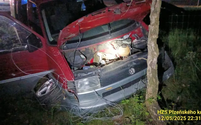 Tři osobáky havarovaly na dálnici D5. Jedno auto skončilo za plotem v lese