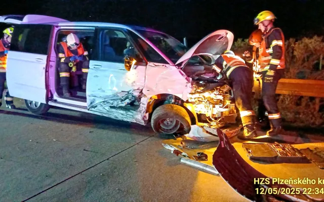 Tři osobáky havarovaly na dálnici D5. Jedno auto skončilo za plotem v lese