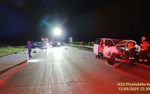 Tři osobáky havarovaly na dálnici D5. Jedno auto skončilo za plotem v lese