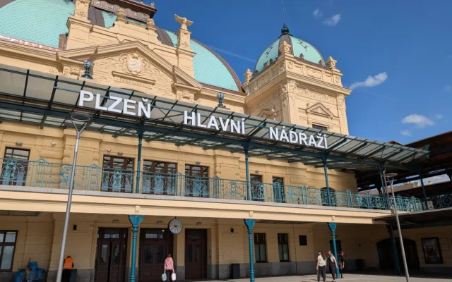 Nadšenci mapují pamětní desky na českých nádražích, zaměřují se na padlé železničáře