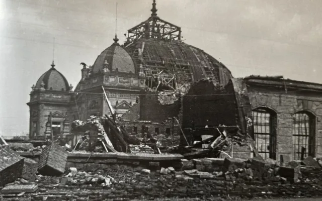 Zničená nádražní budova v Plzni po náletu spojenců na konci války, zdroj: archiv Zdeňka Roučky