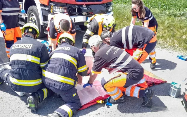 Řidič zůstal zaklíněný pod převráceným domíchávačem, utrpěl zranění na hlavě
