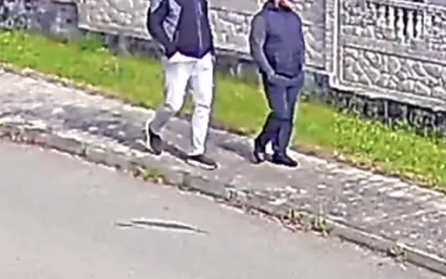 Pachatelé ukradli z domu cenné šperky. Policie teď hledá dva neznámé muže