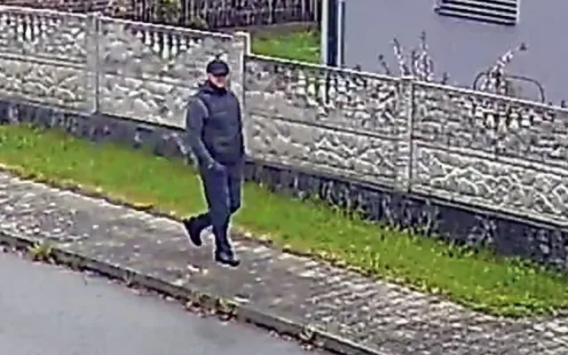 Pachatelé ukradli z domu cenné šperky. Policie teď hledá dva neznámé muže