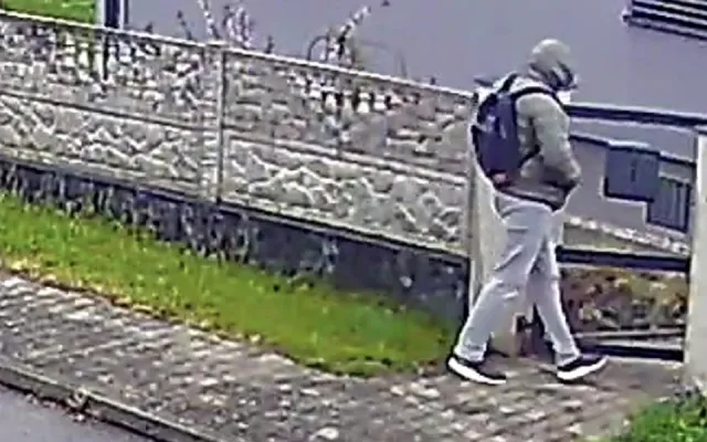 Pachatelé ukradli z domu cenné šperky. Policie teď hledá dva neznámé muže