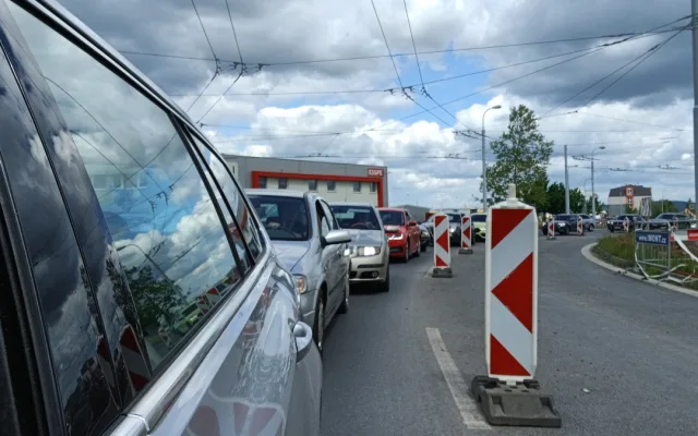 Další kolaps na opravované křižovatce u Makra. Motoristé v kolonách stáli přes hodinu