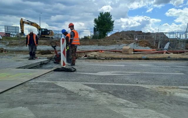 Další kolaps na opravované křižovatce u Makra. Motoristé v kolonách stáli přes hodinu