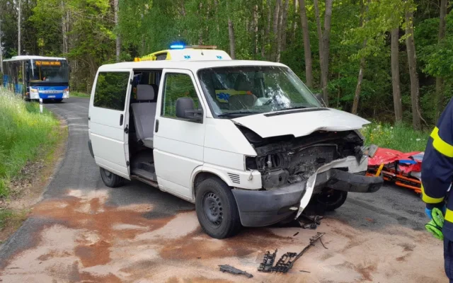 Šest zraněných po nehodě osobáku a dodávky, na místě přistával vrtulník