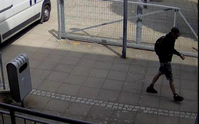 Neznámý muž ukradl kolo u základky, pak se převlékl a loupil před školou zas