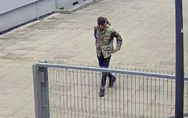 Neznámý muž ukradl kolo u základky, pak se převlékl a loupil před školou zas
