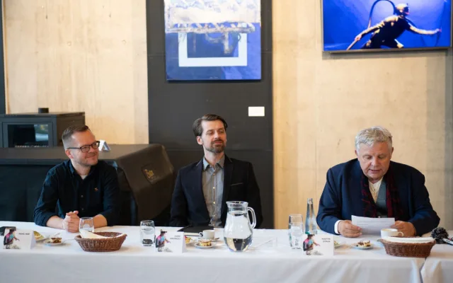 Vedení divadla na tiskové konferenci. Pavel Bár, Jozef Hruškoci, Martin Otava