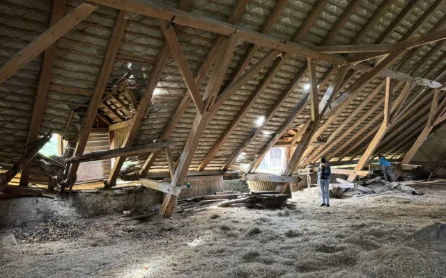 Čtyři studentky se zaměřily na renovaci střechy seníku nad pivovarskými sklepy z 19. století