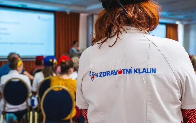 Stovka zdravotních klaunů z 11 zemí světa se vzdělává na velkém setkání profesionálů