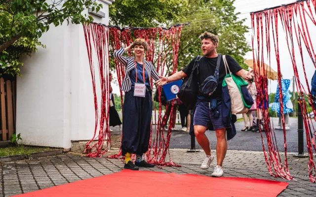 Stovka zdravotních klaunů z 11 zemí světa se vzdělává na velkém setkání profesionálů
