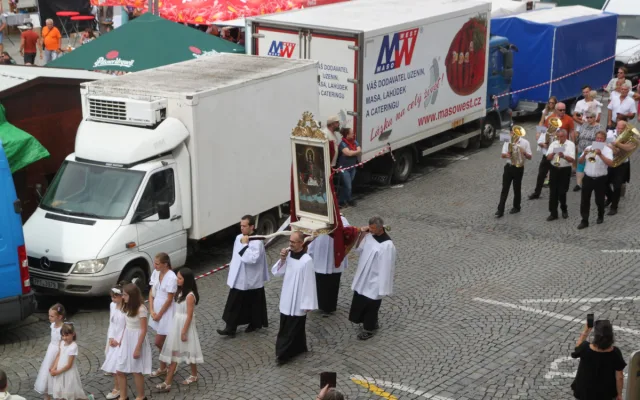 Klatovská pouť přivede do města folklor, hudbu i kolotoče