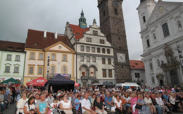Klatovská pouť přivede do města folklor, hudbu i kolotoče
