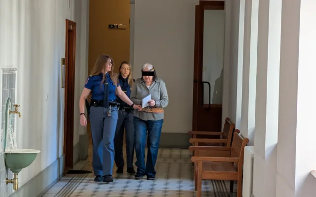 Poslední kapkou bylo chrápání, seniorka zavraždila partnera a schovala ho na zahradě