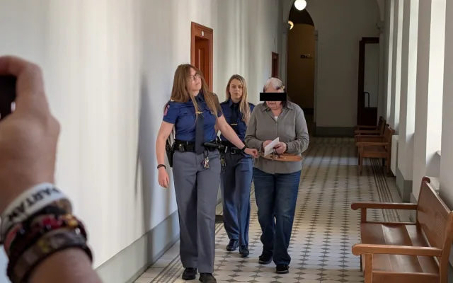 Poslední kapkou bylo chrápání, seniorka zavraždila partnera a schovala ho na zahradě
