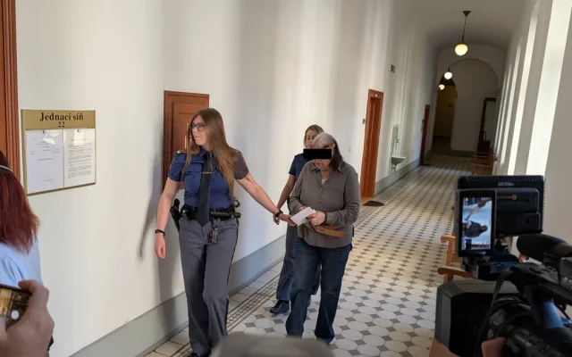 Poslední kapkou bylo chrápání, seniorka zavraždila partnera a schovala ho na zahradě
