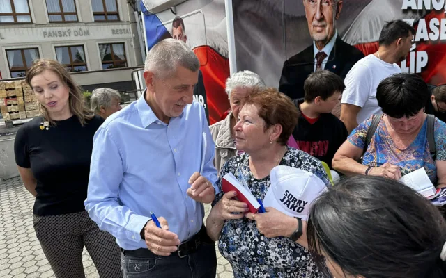 Neúnavný senior s transparentem opět vytrolil mítink Andreje Babiše. Nechyběla strkanice a nadávky